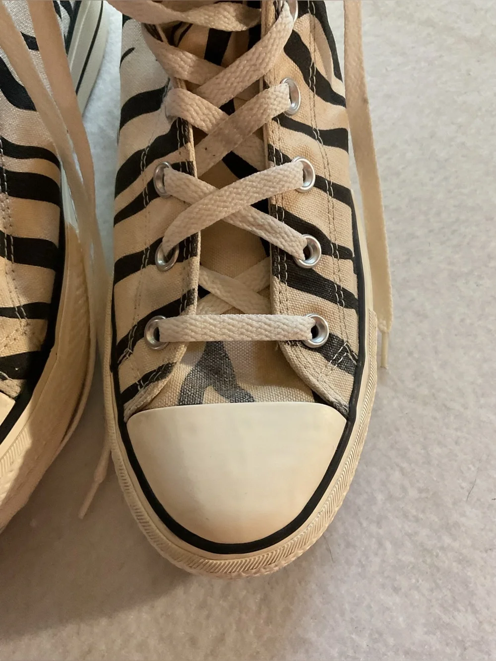 Converse High-Top Zebra Stripe Sneakers - Black & White size - 10.5 - Picture 7 of 10